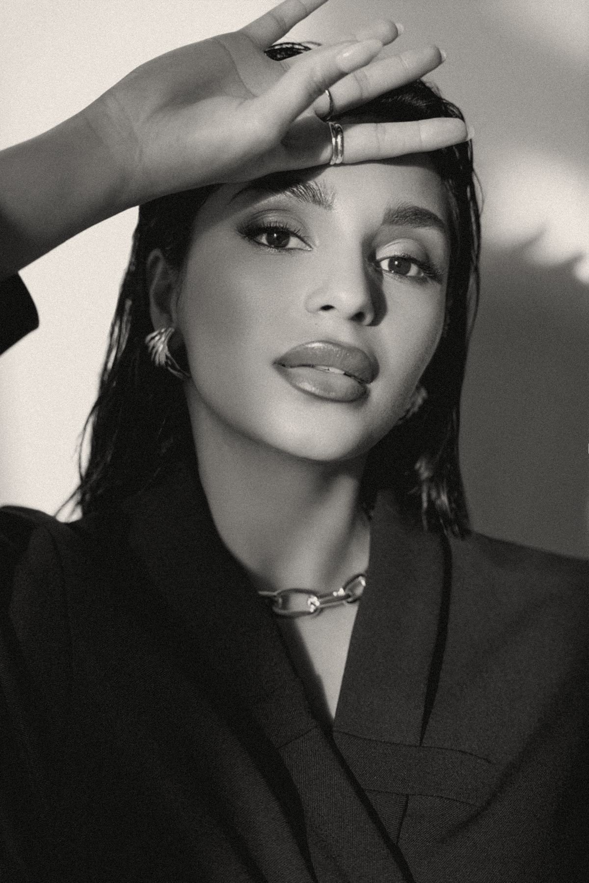 Laurie Gosselin en veste noire, portrait en noir et blanc